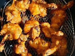 Обърнати пилешки бутчета (пилешки близалки) с медено-соев сос в air fryer / еър фрайър (въздушен фритюрник) - снимка на рецептата